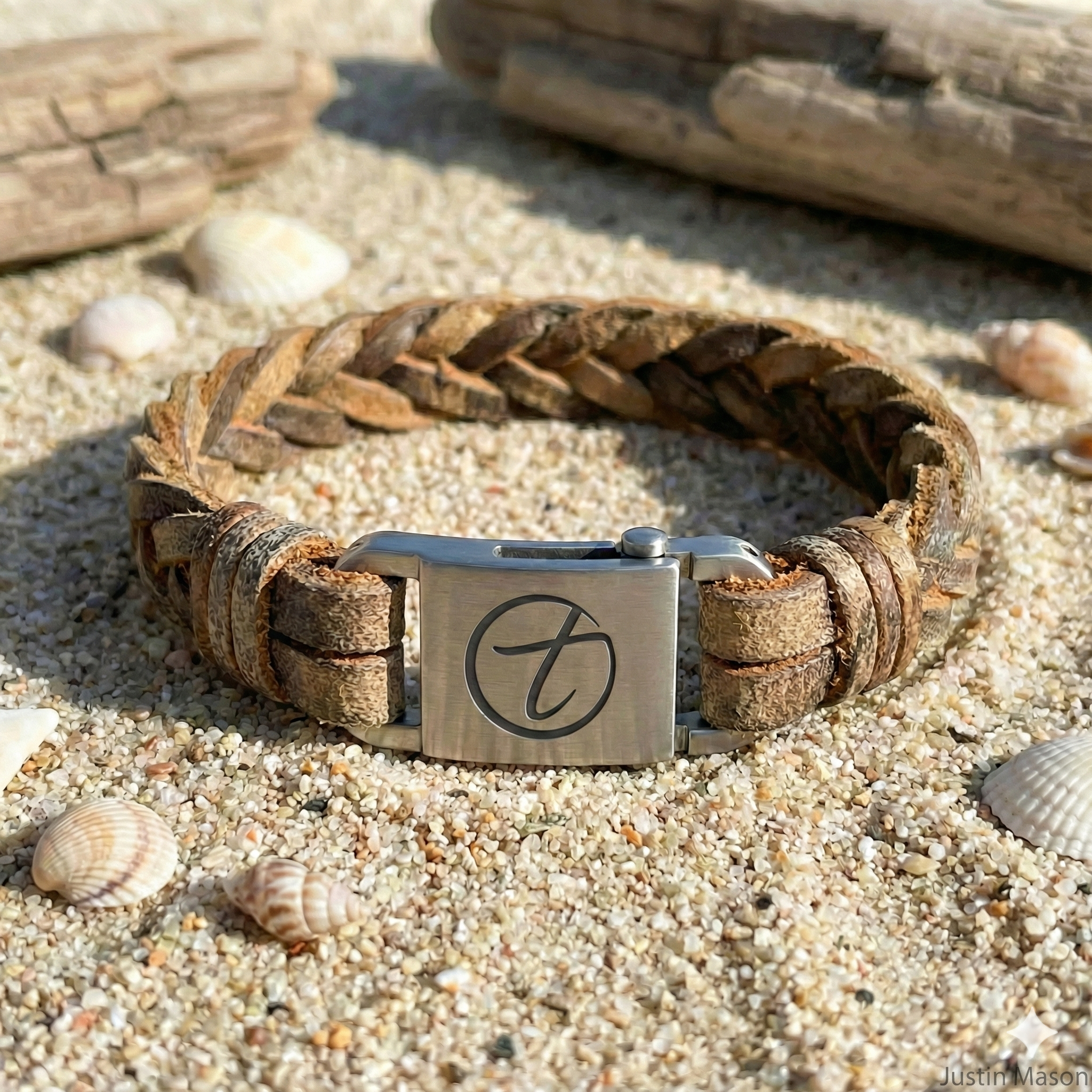 Essential beach accessories to complete your look